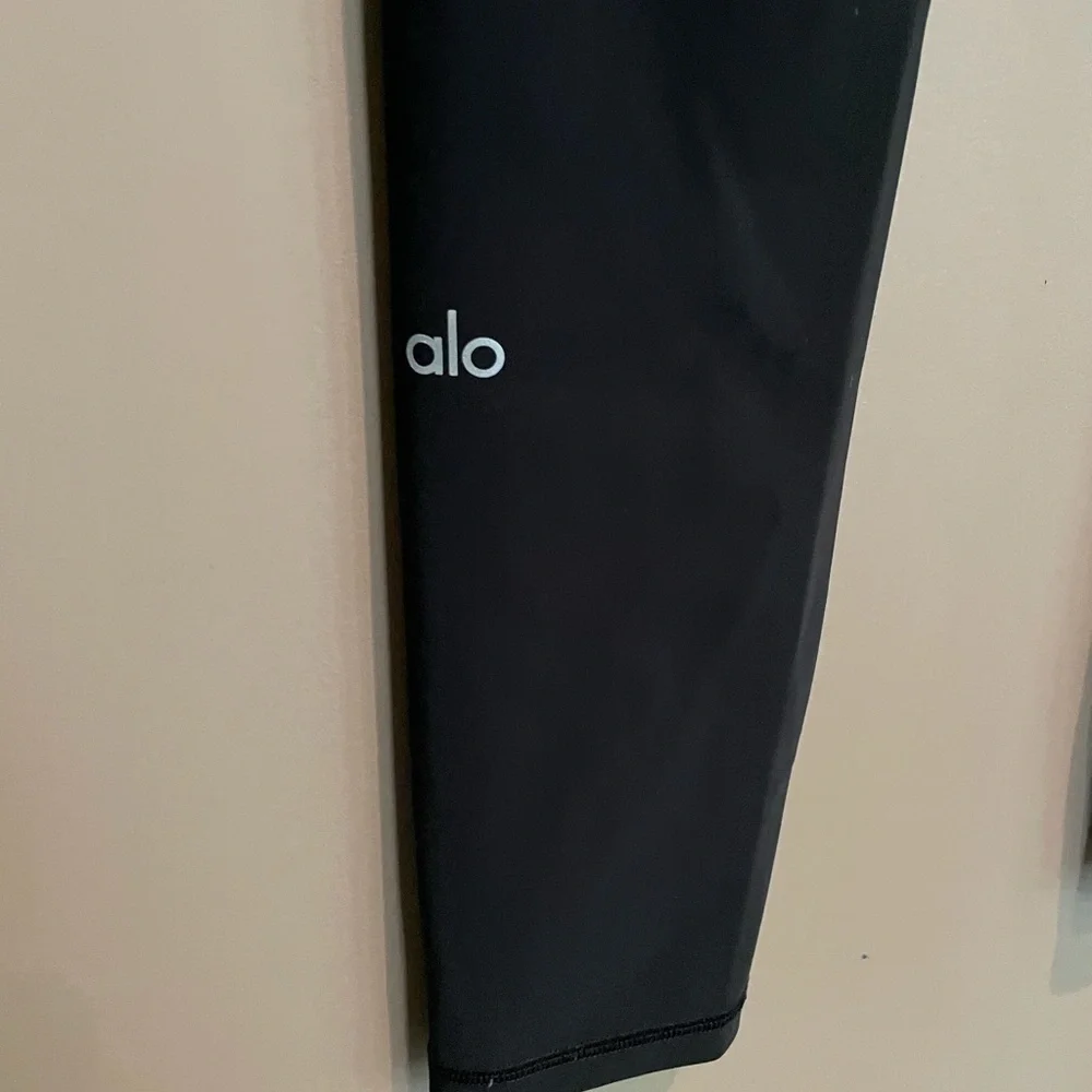 Alo Yoga High Waisted Ripped Warrior Legging in Black Size Extra‎ Small